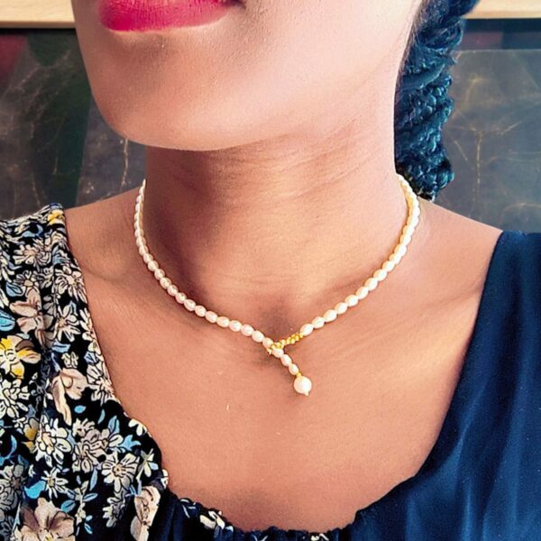 Collier ras du cou en perles d'eau douce – Image 11