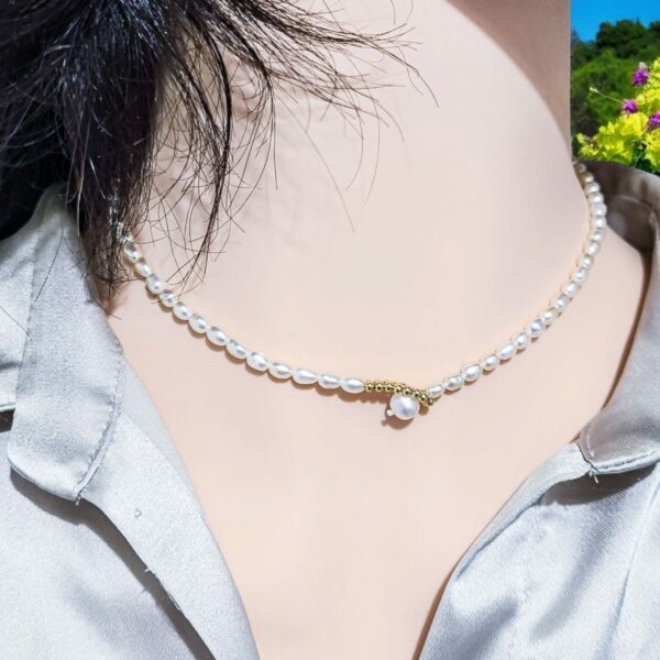 Collier ras du cou en perles d'eau douce – Image 4