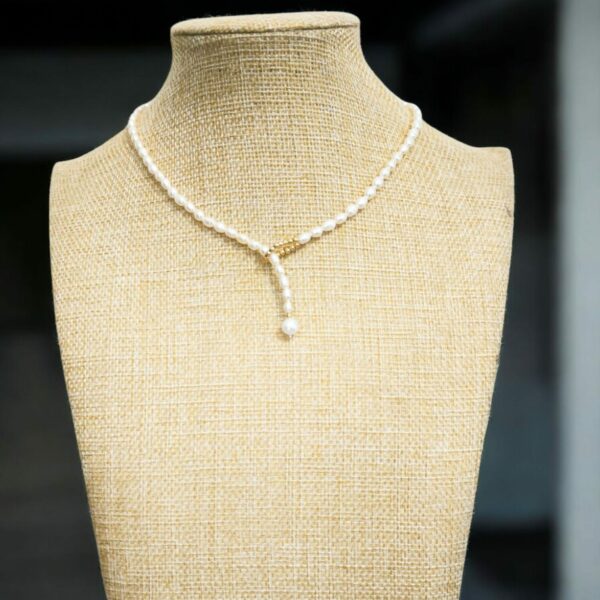 Collier ras du cou en perles d'eau douce – Image 9