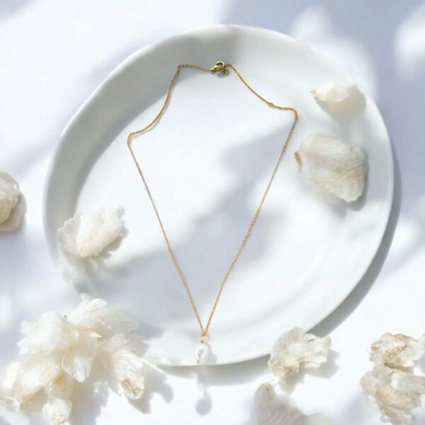 Collier Élégant Suspendu avec Perle d’Eau Douce Blanche – Image 4