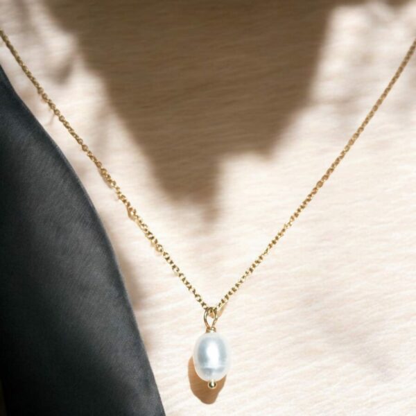 Collier Élégant Suspendu avec Perle d’Eau Douce Blanche – Image 3