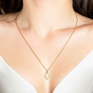 Collier Élégant Suspendu avec Perle d’Eau Douce Blanche