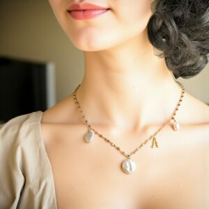 Collier personnalisé perles baroques AAA et initiale dorée