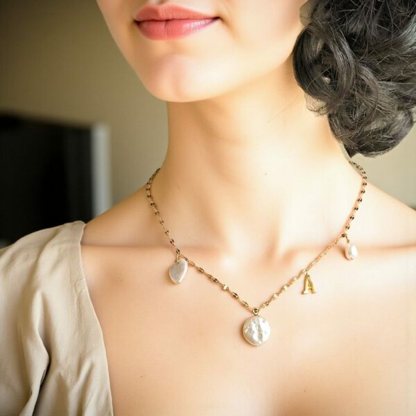 Collier personnalisé perles baroques AAA et initiale dorée