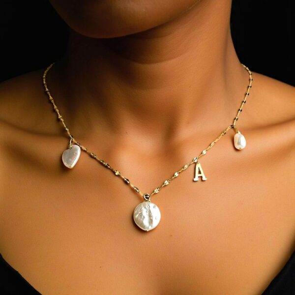 Collier personnalisé perles baroques AAA et initiale dorée – Image 2