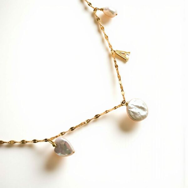 Collier personnalisé perles baroques AAA et initiale dorée – Image 3