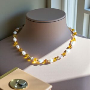 Collier Ambre & Perles d’Eau Douce Multicolores – L’Éclat de la Nature et du Luxe